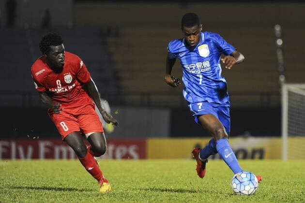 Fußball, AFC Champions League, Becamex Binh Duong FC - Jiangsu Suning FC THU DAU MOT, VIETNAM - FEBRUARY 23: (CHINA OUT) Ramires 7 of Jiangsu Suning and Moses Oloya 8 of Becamex Binh Duong compete for the ball during the AFC Champions League Group E match between Becamex Binh Duong and Jiangsu Suning at Binh Duong Stadium on February 23, 2016 in Thu Dau Mot, Vietnam.  CFP480060683 