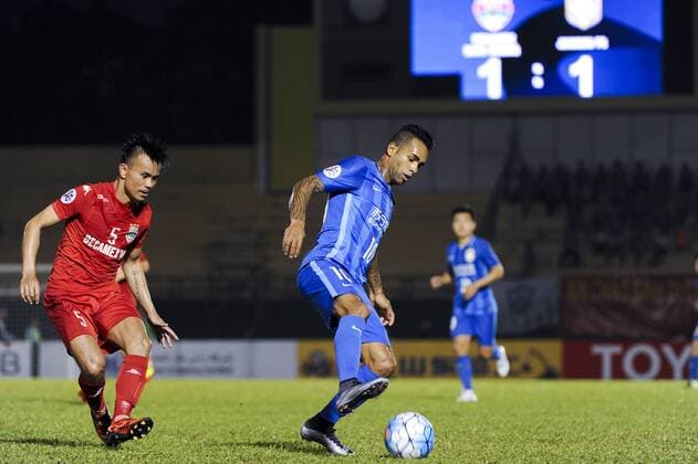 Fußball, AFC Champions League, Becamex Binh Duong FC - Jiangsu Suning FC THU DAU MOT, VIETNAM - FEBRUARY 23: (CHINA OUT) Alex Teixeira 10 of Jiangsu Suning drives the ball during the AFC Champions League Group E match between Becamex Binh Duong and Jiangsu Suning at Binh Duong Stadium on February 23, 2016 in Thu Dau Mot, Vietnam.  CFP480060691 