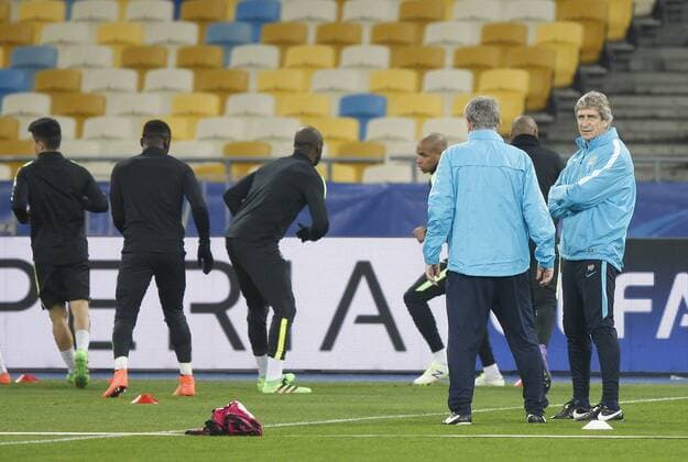 Feb. 23, 2016 - Kiev, Ukraine - Manchester City s manager Manuel Pellegrini (R) looks at training session of the players,at Olimpiyskiy stadium,in Kiev,Ukraine,23 February,2016. Manchester City will face Dynamo Kyiv in the UEFA Champions League round of 16 football match,on 24 February,2016. FC Manchester City press conference PK Pressekonferenz and Training Session  - ZUMAn230