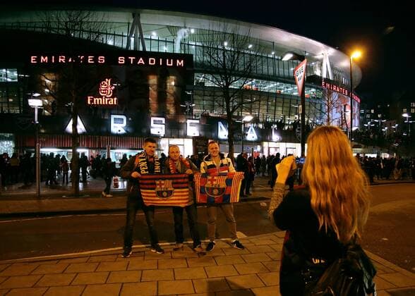 FuÃŸball, Champions League, FC Arsenal - FC Barcelona, Vor Spielbeginn 23.02.2016. Emirates Stadium, London, England. UEFA Champions League. Arsenal versus Barcelona. Barcelona fans arrive at The Emirates Stadium and take some quick pictures xMarkxKertonx  ActionPlus11710338