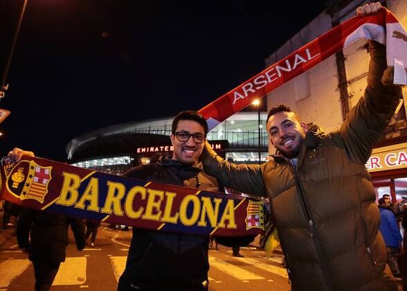 FuÃŸball, Champions League, FC Arsenal - FC Barcelona, Vor Spielbeginn 23.02.2016. Emirates Stadium, London, England. UEFA Champions League. Arsenal versus Barcelona. A Barcelona fan joins an Arsenal fan and wave their scarves outside The Emirates Stadium xMarkxKertonx  ActionPlus11710341