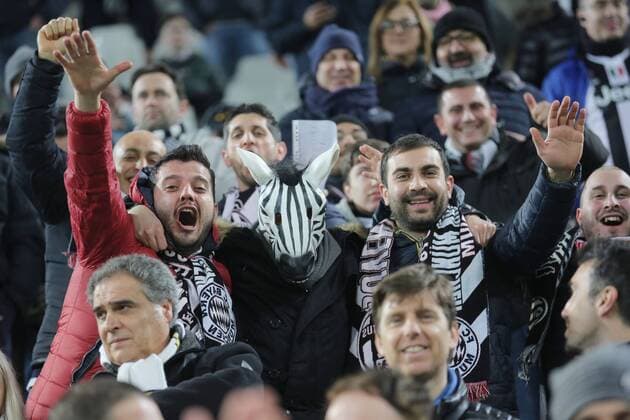 Fans, Fussballfans, supporters, spectators, Zuschauer, Jacke, Kutte, Weste, Fankurve Jubel, Freude, Emotionen, Feiern, Lachen, jubelt, freuen, reisst die Arme hoch, ballt die Faust JUVENTUS TURIN - FC BAYERN MUENCHEN Achtelfinale, Fussball UEFA Champions League, in Turin, Italien, 23.02.2016 CL Saison 2015 2016, FCB, Muenchen