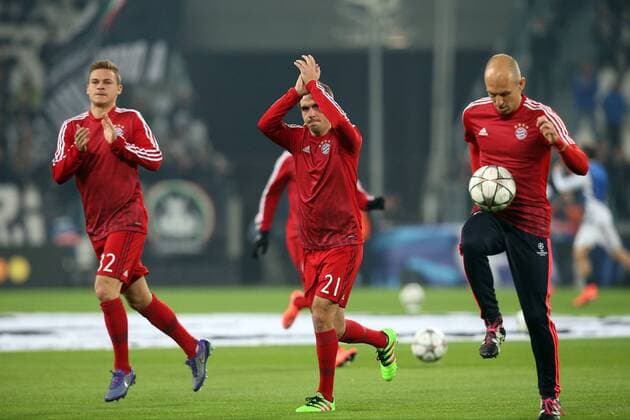 Turin Joshua Kimmich (FC Bayern Muenchen) Philipp Lahm (FC Bayern Muenchen) begruessen die Fans rechts Arjen Robben (FC Bayern Muenchen), Juventus FC vs.FC Bayern Muenchen, Fussball, Champions League Achtelfinale, 23.02.2016, Copyright: Langer Eibner-Pressefoto EP_HLR