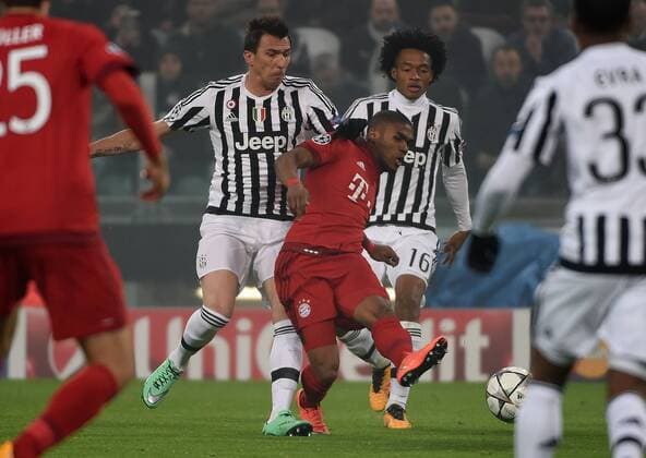 23.02.2016, xjhx, Fussball Champions League, Juventus Turin - FC Bayern Muenchen, emspor, v.l. Mario Mandzukic (Juventus Turin), Douglas Costa (FC Bayern Muenchen), Juan Cuadrado (Juventus Turin)