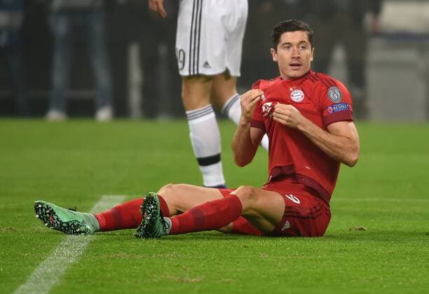23.02.2016, xjhx, Fussball Champions League, Juventus Turin - FC Bayern Muenchen, emspor, v.l. Robert Lewandowski (FC Bayern Muenchen) gibt Anweisungen, gestikuliert, mit den Armen gestikulieren gives instructions, gesticulate, gesticolando.