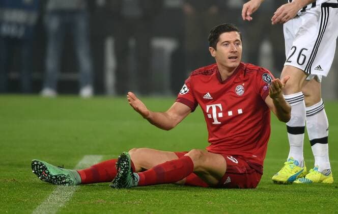 23.02.2016, xjhx, Fussball Champions League, Juventus Turin - FC Bayern Muenchen, emspor, v.l. Robert Lewandowski (FC Bayern Muenchen) gibt Anweisungen, gestikuliert, mit den Armen gestikulieren gives instructions, gesticulate, gesticolando.