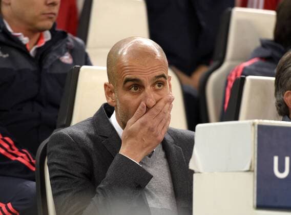23.02.2016, Fussball Championsleague 2015 2016, Achtelfinale, Juventus Turin - FC Bayern München, in der Juventus Arena, Turin (Italien). Trainer Pep Guardiola (FC Bayern München) nachdenklich. 