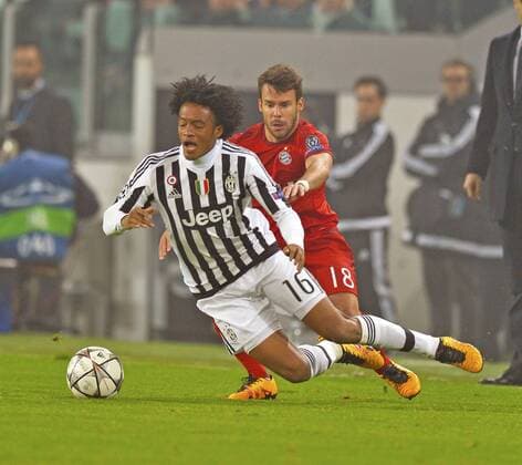 23.02.2016, Fussball Championsleague 2015 2016, Achtelfinale, Juventus Turin - FC Bayern München, in der Juventus Arena, Turin (Italien). v.li: Juan Cuadrado (Turin) gegen Juan Bernat (FC Bayern München). 