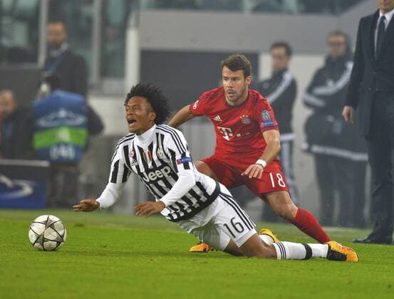 23.02.2016, Fussball Championsleague 2015 2016, Achtelfinale, Juventus Turin - FC Bayern München, in der Juventus Arena, Turin (Italien). v.li: Juan Cuadrado (Turin) gegen Juan Bernat (FC Bayern München). 