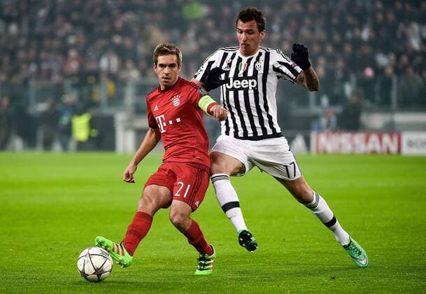 23.02.2016, xjhx, Fussball Champions League, Juventus Turin - FC Bayern Muenchen, emspor, v.l. Philipp Lahm (FC Bayern Muenchen), Mario Mandzukic (Juventus Turin)