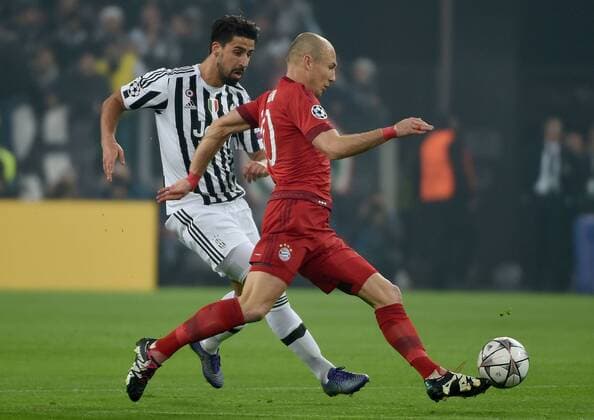 23.02.2016, xjhx, Fussball Champions League, Juventus Turin - FC Bayern Muenchen, emspor, v.l. Sami Khedira (Juventus Turin), Arjen Robben (FC Bayern Muenchen)