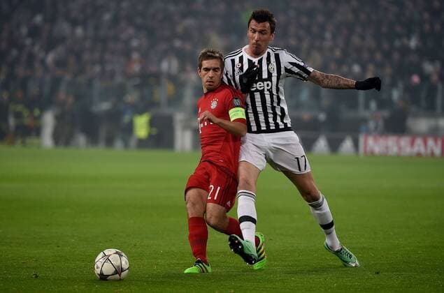 23.02.2016, xjhx, Fussball Champions League, Juventus Turin - FC Bayern Muenchen, emspor, v.l. Philipp Lahm (FC Bayern Muenchen), Mario Mandzukic (Juventus Turin)