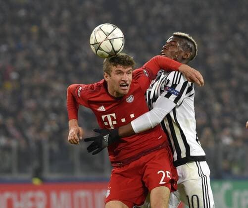 23.02.2016, Fussball Championsleague 2015 2016, Achtelfinale, Juventus Turin - FC Bayern München, in der Juventus Arena, Turin (Italien). v.li: Thomas Müller (FC Bayern München) gegen Paul Pogba (Turin). 