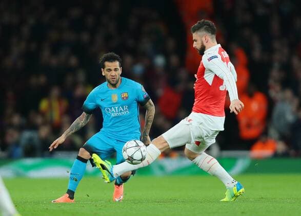 FuÃŸball, Champions League, FC Arsenal - FC Barcelona 23.02.2016. Emirates Stadium, London, England. UEFA Champions League. Arsenal versus Barcelona. Arsenal Forward Olivier Giroud attempts a block on Barcelona Defender Daniel Alves xMarkxKertonx  ActionPlus11710358