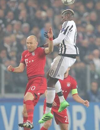 Paul POGBA, JUVE 10 Zweikampf , Aktion um den Ball gegen Philipp Lahm (FCB 21) Arjen ROBBEN, FCB 10 JUVENTUS TURIN - FC BAYERN MUENCHEN Achtelfinale, Fussball UEFA Champions League, in Turin, Italien, 23.02.2016 CL Saison 2015 2016, FCB, Muenchen