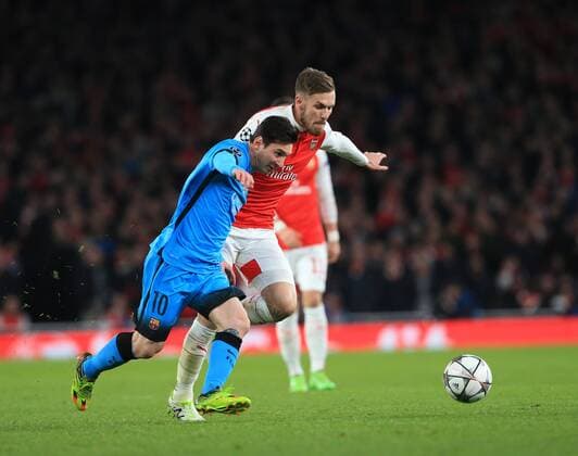 Fußball, Champions League, FC Arsenal - FC Barcelona Arsenal s Aaron Ramsey tussles with Barcelona s Lionel Messi UEFA Champions League 2nd Round First Leg - Arsenal vs Barcelona - Emirates Stadium -England - 23rd February 2016 - Picture David Klein Sportimage EDITORIAL USE ONLY. No use with unauthorised audio, video, data, fixture lists, club league logos or live services. Online in-match use limited to 120 images, no video emulation. No use in betting, games or single club league player publications.
