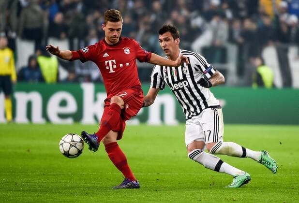 23.02.2016, xjhx, Fussball Champions League, Juventus Turin - FC Bayern Muenchen, emspor, v.l. Joshua Kimmich (FC Bayern Muenchen), Mario Mandzukic (Juventus Turin)