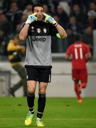 23.02.2016, xjhx, Fussball Champions League, Juventus Turin - FC Bayern Muenchen, emspor, v.l. Gianluigi Buffon (Juventus Turin) gibt Anweisungen, gestikuliert, mit den Armen gestikulieren gives instructions, gesticulate, gesticolando.