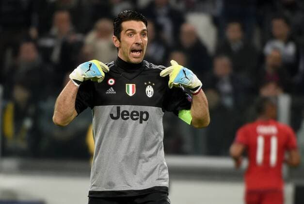 23.02.2016, xjhx, Fussball Champions League, Juventus Turin - FC Bayern Muenchen, emspor, v.l. Gianluigi Buffon (Juventus Turin) gibt Anweisungen, gestikuliert, mit den Armen gestikulieren gives instructions, gesticulate, gesticolando.