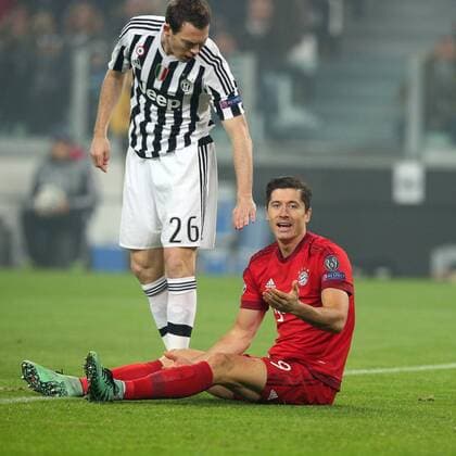 Turin Stephan Lichtsteiner ( Juventus FC ) Robert Lewandowski (FC Bayern Muenchen), Juventus FC vs.FC Bayern Muenchen, Fussball, Champions League Achtelfinale, 23.02.2016, Copyright: Langer Eibner-Pressefoto EP_HLR