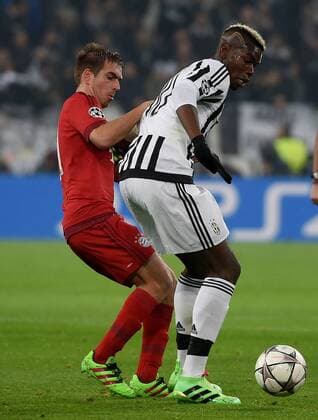 Fußball, Champions League, Juventus Turin - FC Bayern München 23.02.2016, xjhx, Fussball Champions League, Juventus Turin - FC Bayern Muenchen, emspor, v.l. Philipp Lahm (FC Bayern Muenchen), Paul Pogba (Juventus Turin)