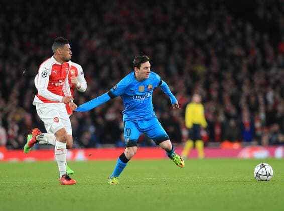 Fußball, Champions League, FC Arsenal - FC Barcelona Arsenal s Francis Coquelin pulls on Barcelona s Lionel Messi s shirt UEFA Champions League 2nd Round First Leg - Arsenal vs Barcelona - Emirates Stadium -England - 23rd February 2016 - Picture David Klein Sportimage EDITORIAL USE ONLY. No use with unauthorised audio, video, data, fixture lists, club league logos or live services. Online in-match use limited to 120 images, no video emulation. No use in betting, games or single club league player publications.