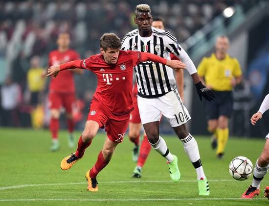 Fußball, Champions League, Juventus Turin - FC Bayern München FUSSBALL CHAMPIONS LEAGUE SAISON 2015 2016 ACHTELFINAL HINSPIEL Juventus Turin - FC Bayern Muenchen 23.02.2016 Thomas Mueller (li, FC Bayern Muenchen) gegen Paul Pogba (re, Juventus Turin) 