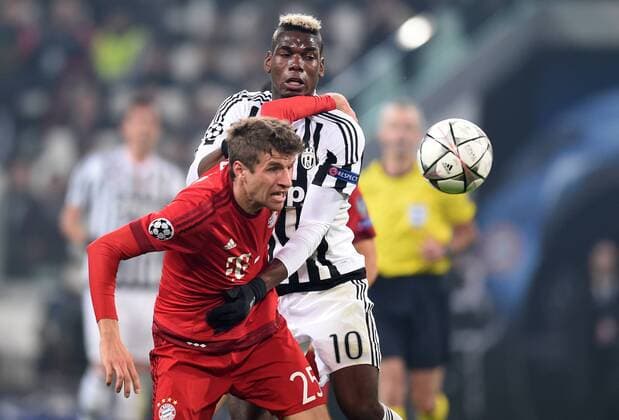 Fußball, Champions League, Juventus Turin - FC Bayern München FUSSBALL CHAMPIONS LEAGUE SAISON 2015 2016 ACHTELFINAL HINSPIEL Juventus Turin - FC Bayern Muenchen 23.02.2016 Thomas Mueller (li, FC Bayern Muenchen) gegen Paul Pogba (re, Juventus Turin) 