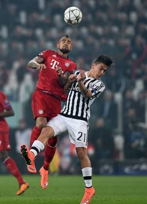 Fußball, Champions League, Juventus Turin - FC Bayern München FUSSBALL CHAMPIONS LEAGUE SAISON 2015 2016 ACHTELFINAL HINSPIEL Juventus Turin - FC Bayern Muenchen 23.02.2016 David Alaba (li, FC Bayern Muenchen) gegen Paulo Dybala (re, Juventus Turin) 