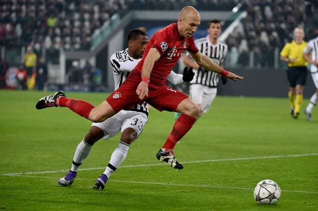 Fußball, Champions League, Juventus Turin - FC Bayern München 23.02.2016, xjhx, Fussball Champions League, Juventus Turin - FC Bayern Muenchen, emspor, v.l. Patrice Evra (Juventus Turin), Arjen Robben (FC Bayern Muenchen)