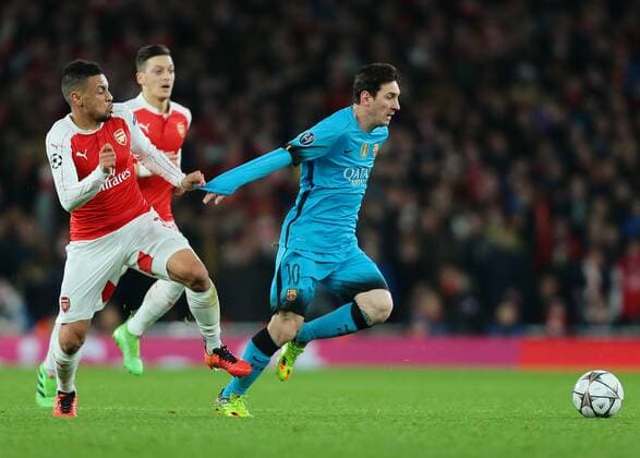 FuÃŸball, Champions League, FC Arsenal - FC Barcelona 23.02.2016. Emirates Stadium, London, England. UEFA Champions League. Arsenal versus Barcelona. Barcelona Midfielder Lionel Messi is awarded a free kick after Arsenal Midfielder Francis Coquelin pulls him down by his sleeve xMarkxKertonx  ActionPlus11710373