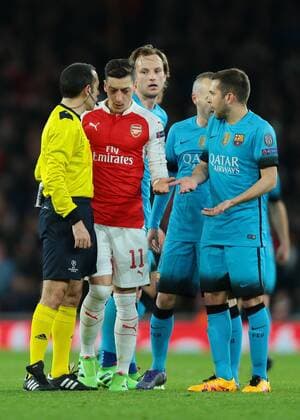 FuÃŸball, Champions League, FC Arsenal - FC Barcelona 23.02.2016. Emirates Stadium, London, England. UEFA Champions League. Arsenal versus Barcelona. Arsenal Midfielder Mesut Ã–ZIL complains to Referee C& xfc;neyt & xc7;ak& x131;r about a Barcelona free kick xMarkxKertonx  ActionPlus11710375