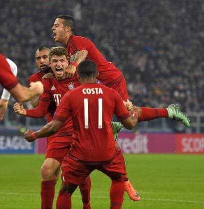 23.02.2016, Fussball Championsleague 2015 2016, Achtelfinale, Juventus Turin - FC Bayern München, in der Juventus Arena, Turin (Italien). Torjubel Thomas Müller (FC Bayern München) mit Arturo Vidal (FC Bayern München) und Thiago (FC Bayern München). 