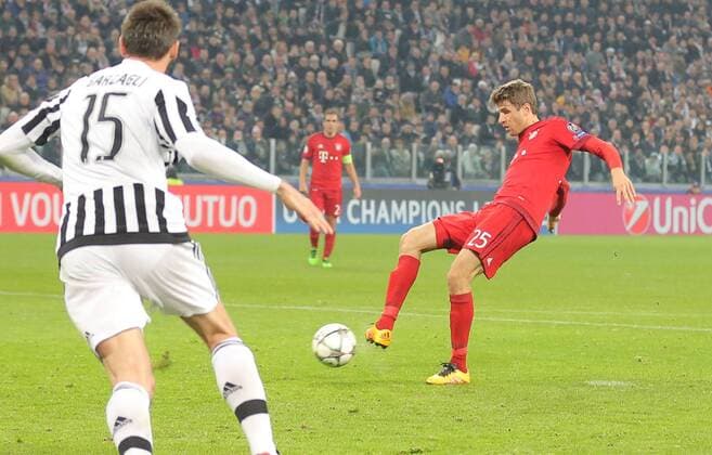 Thomas MUELLER, MÜLLER, FCB 25 Torschuss, schiesst das Tor zum 0-1 JUVENTUS TURIN - FC BAYERN MUENCHEN Achtelfinale, Fussball UEFA Champions League, in Turin, Italien, 23.02.2016 CL Saison 2015 2016, FCB, Muenchen