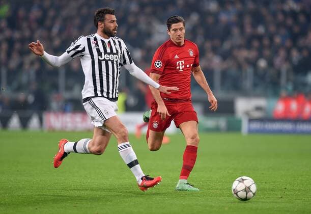 Fußball, Champions League, Juventus Turin - FC Bayern München FUSSBALL CHAMPIONS LEAGUE SAISON 2015 2016 ACHTELFINAL HINSPIEL Juventus Turin - FC Bayern Muenchen 23.02.2016 Andrea Barzagli (li, Juventus Turin) gegen Robert Lewandowski (re, FC Bayern Muenchen) 