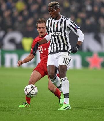 Fußball, Champions League, Juventus Turin - FC Bayern München FUSSBALL CHAMPIONS LEAGUE SAISON 2015 2016 ACHTELFINAL HINSPIEL Juventus Turin - FC Bayern Muenchen 23.02.2016 Paul Pogba (Juventus Turin) kann sich gegen Philipp Lahm (hinten, FC Bayern Muenchen) durchsetzen 