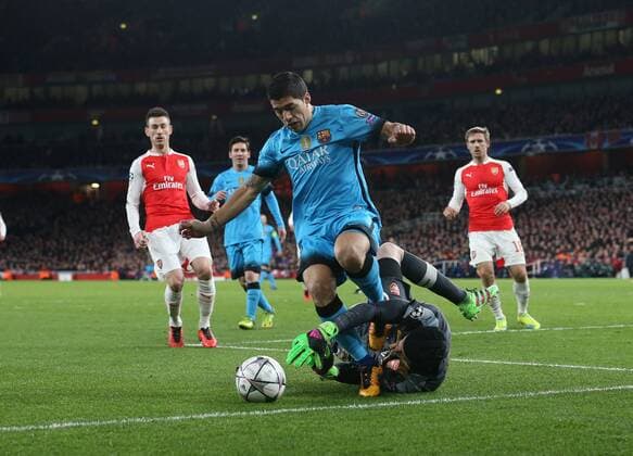Fußball, Champions League, FC Arsenal - FC Barcelona Arsenal s Petr Cech tussles with Barcelona s Luis Suarez UEFA Champions League 2nd Round First Leg - Arsenal vs Barcelona - Emirates Stadium -England - 23rd February 2016 - Picture David Klein Sportimage EDITORIAL USE ONLY. No use with unauthorised audio, video, data, fixture lists, club league logos or live services. Online in-match use limited to 120 images, no video emulation. No use in betting, games or single club league player publications.