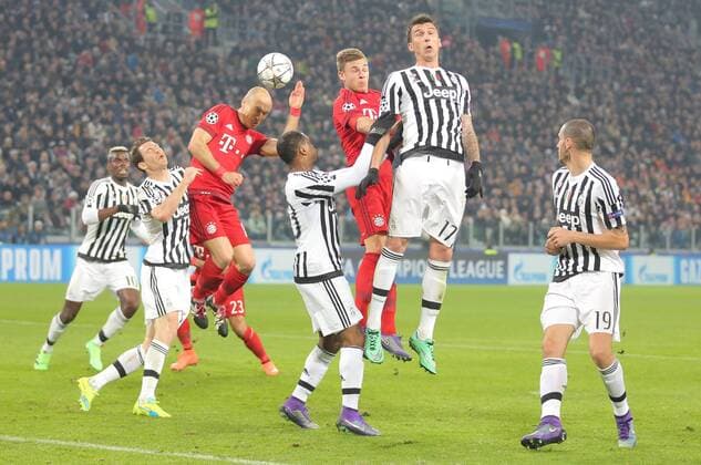 Arjen ROBBEN, FCB 10 im Kopfballduell mit Mario MANDZUKIC, JUVE 17 Joshua KIMMICH, FCB 32 JUVENTUS TURIN - FC BAYERN MUENCHEN Achtelfinale, Fussball UEFA Champions League, in Turin, Italien, 23.02.2016 CL Saison 2015 2016, FCB, Muenchen
