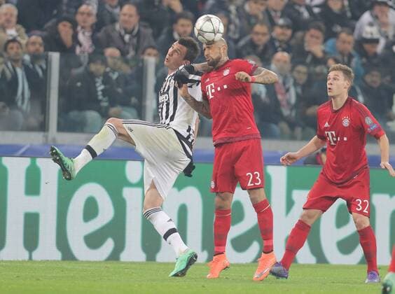 Arturo VIDAL, FCB 23 im Kopfballduell mit Mario MANDZUKIC, JUVE 17 JUVENTUS TURIN - FC BAYERN MUENCHEN Achtelfinale, Fussball UEFA Champions League, in Turin, Italien, 23.02.2016 CL Saison 2015 2016, FCB, Muenchen
