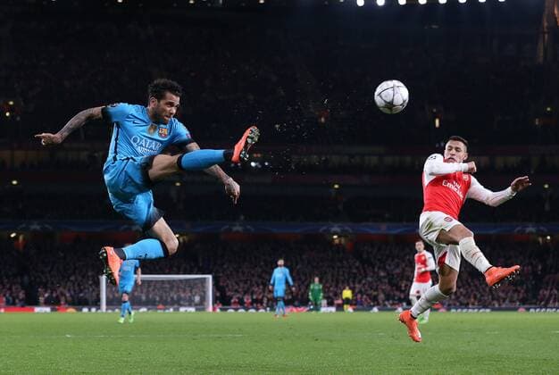 Fußball, Champions League, FC Arsenal - FC Barcelona Arsenal s Alexis Sanchez tussles with Barcelona s Dani Alves UEFA Champions League 2nd Round First Leg - Arsenal vs Barcelona - Emirates Stadium -England - 23rd February 2016 - Picture David Klein Sportimage EDITORIAL USE ONLY. No use with unauthorised audio, video, data, fixture lists, club league logos or live services. Online in-match use limited to 120 images, no video emulation. No use in betting, games or single club league player publications.