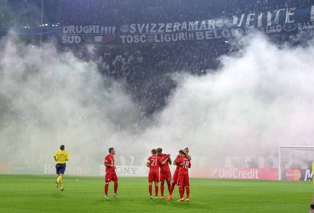 Fußball, Champions League, Juventus Turin - FC Bayern München FUSSBALL CHAMPIONS LEAGUE SAISON 2015 2016 ACHTELFINALE HINSPIEL Juventus Turin - FC Bayern Muenchen 23.02.2016 Die Fans von Juventus Turin sorgen fur schlechten Durchblick 