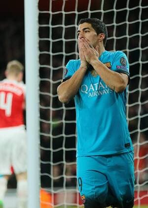FuÃŸball, Champions League, FC Arsenal - FC Barcelona 23.02.2016. Emirates Stadium, London, England. UEFA Champions League. Arsenal versus Barcelona. Barcelona Forward Luis Su& xe1;rez holds his head in his hands after his close range header goes wide xMarkxKertonx  ActionPlus11710402