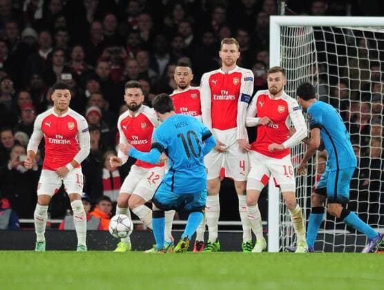Fußball, Champions League, FC Arsenal - FC Barcelona Football - 2015 2016 Champions League - Round of 16, First Leg: Arsenal vs. Barcelona Lionel Messi of Barcelona hits a free kick at the Arsenal wall at The Emirates. COLORSPORT ANDREW COWIE 