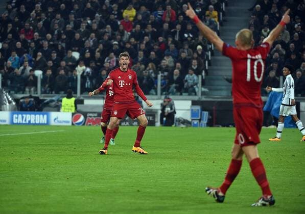 Fußball, Champions League, Juventus Turin - FC Bayern München 23.02.2016, xjhx, Fussball Champions League, Juventus Turin - FC Bayern Muenchen, emspor, v.l. Thomas Mueller (FC Bayern Muenchen), Arjen Robben (FC Bayern Muenchen) celebrate the goal, Torjubel zum 0:1