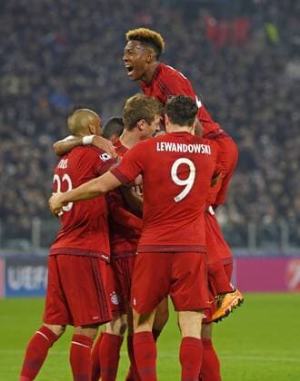 Fußball, Champions League, Juventus Turin - FC Bayern München 23.02.2016, Fussball Championsleague 2015 2016, Achtelfinale, Juventus Turin - FC Bayern München, in der Juventus Arena, Turin (Italien). Torjubel Thomas Müller (FC Bayern München) mit Arturo Vidal (FC Bayern München) und David Alaba (FC Bayern München). 