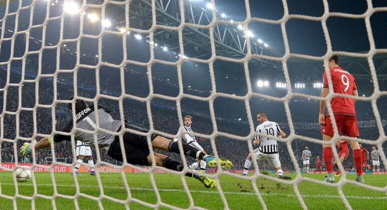 23.02.2016, xjhx, Fussball Champions League, Juventus Turin - FC Bayern Muenchen, emspor, v.l. Gianluigi Buffon (Juventus Turin), Leonardo Bonucci (Juventus Turin), Thomas Mueller (FC Bayern Muenchen) Goal scored, Tor zum 0:1 scopo, obiettivo a 0:1