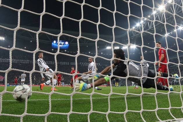 Turin Gianluigi Buffon ( Juventus FC ) kann den Schuss von Thomas Mueller (FC Bayern Muenchen) nicht halten, Juventus FC vs.FC Bayern Muenchen, Fussball, Champions League Achtelfinale, 23.02.2016, Copyright: Langer Eibner-Pressefoto EP_HLR