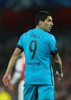 23.02.2016. Emirates Stadium, London, England. UEFA Champions League. Arsenal versus Barcelona. Barcelona Forward Luis Su& xe1;rez looks back at the fourth official as he loses out his corner appeal to an Arsenal goal kick xMarkxKertonx  ActionPlus11710404