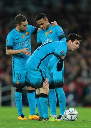 23.02.2016. Emirates Stadium, London, England. UEFA Champions League. Arsenal versus Barcelona. Barcelona Midfielder Lionel Messi prepares for a free kick as Jordi Alba and Neymar discuss tactics xMarkxKertonx  ActionPlus11710405