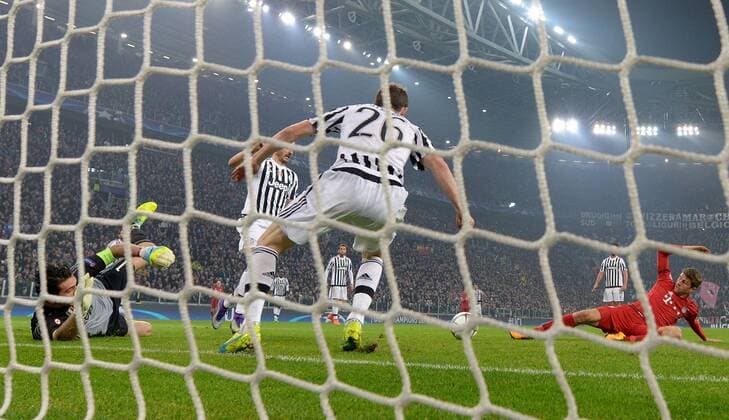 23.02.2016, xjhx, Fussball Champions League, Juventus Turin - FC Bayern Muenchen, emspor, v.l. Gianluigi Buffon (Juventus Turin), Stephan Lichtsteiner (Juventus Turin), Thomas Mueller (FC Bayern Muenchen)